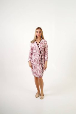 Güzel sarışın kız beyaz arka planda gündelik kıyafetlerle poz veriyor. İzole edilmiş stüdyo resmi.                    