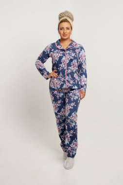 Güzel sarışın kız beyaz arka planda gündelik kıyafetlerle poz veriyor. İzole edilmiş stüdyo resmi.                    