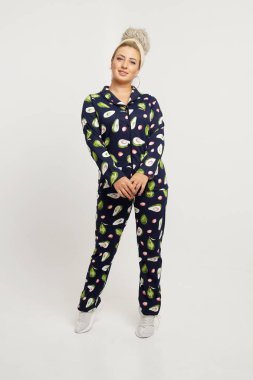 Güzel sarışın kız beyaz arka planda gündelik kıyafetlerle poz veriyor. İzole edilmiş stüdyo resmi.                    