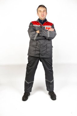 Bir erkekte tulum ve iş giysisi. İzole studio portarit