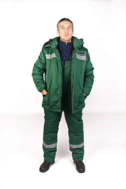 Bir erkekte tulum ve iş giysisi. İzole studio portarit