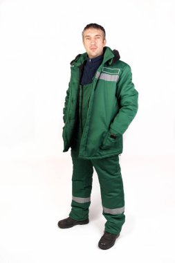 Bir erkekte tulum ve iş giysisi. İzole studio portarit