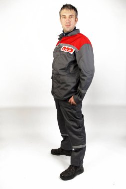 Bir erkekte tulum ve iş giysisi. İzole studio portarit