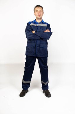 Bir erkekte tulum ve iş giysisi. İzole studio portarit