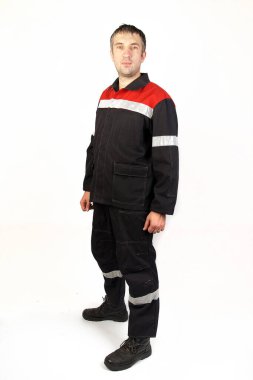 Bir erkekte tulum ve iş giysisi. İzole studio portarit