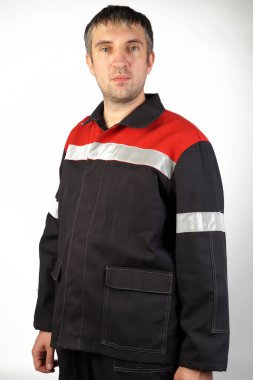 Bir erkekte tulum ve iş giysisi. İzole studio portarit