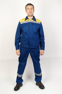 Bir erkekte tulum ve iş giysisi. İzole studio portarit