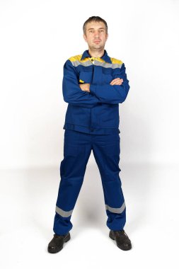 Bir erkekte tulum ve iş giysisi. İzole studio portarit