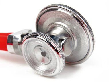 Beyaz arka planda kırmızı stetofonendoskop. İzole edilmiş.