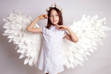 Melek kanatlı güzel bir bayan. Stüdyodan izole edilmiş.
