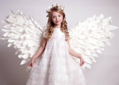 Melek kanatlı güzel bir bayan. Stüdyodan izole edilmiş.