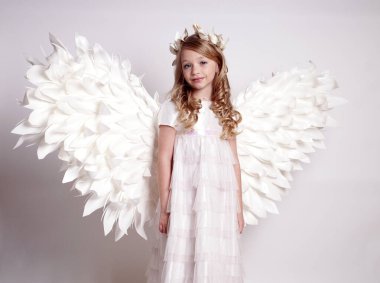 Melek kanatlı güzel bir bayan. Stüdyodan izole edilmiş.