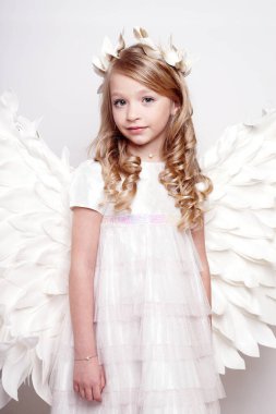 Melek kanatlı güzel bir bayan. Stüdyodan izole edilmiş.