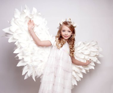 Melek kanatlı güzel bir bayan. Stüdyodan izole edilmiş.