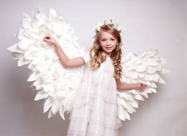 Melek kanatlı güzel bir bayan. Stüdyodan izole edilmiş.