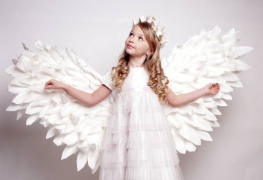 Melek kanatlı güzel bir bayan. Stüdyodan izole edilmiş.