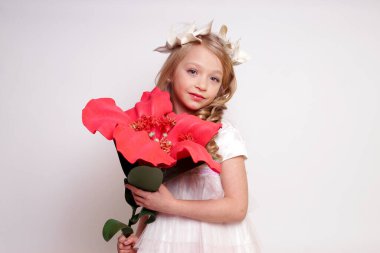 Melek kanatlı güzel bir bayan. Stüdyodan izole edilmiş.