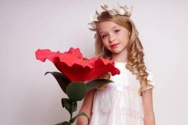 Melek kanatlı güzel bir bayan. Stüdyodan izole edilmiş.