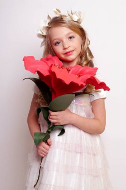 Melek kanatlı güzel bir bayan. Stüdyodan izole edilmiş.