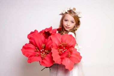 Melek kanatlı güzel bir bayan. Stüdyodan izole edilmiş.