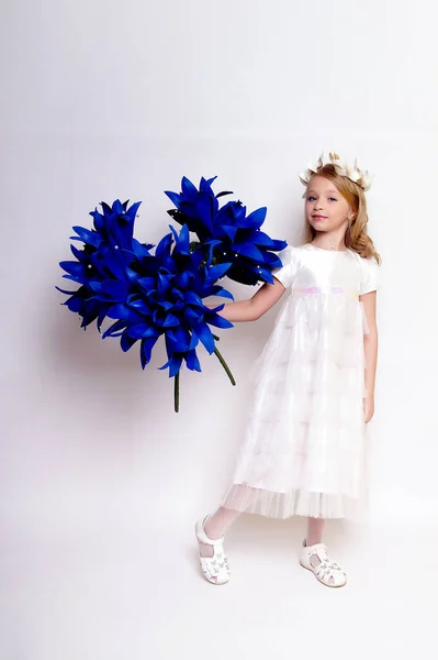 Jolie Jeune Fille Avec Une Fleur Bleue Isolé Studio Tourné — Photo