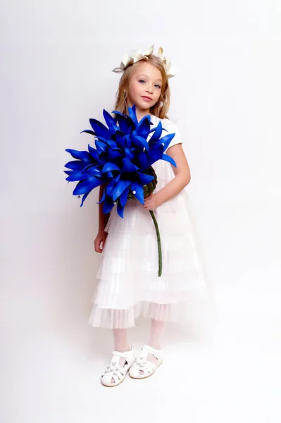 Jolie Jeune Fille Avec Une Fleur Bleue Isolé Studio Tourné — Photo