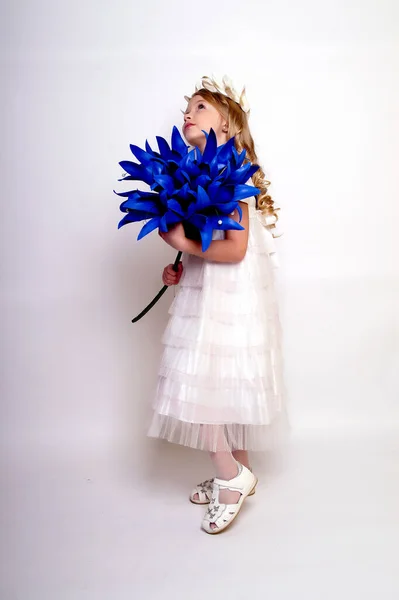 Jolie Jeune Fille Avec Une Fleur Bleue Isolé Studio Tourné — Photo