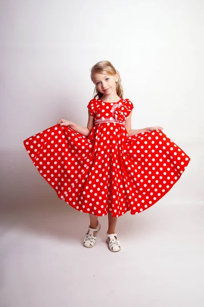 Jolie Jeune Fille Robe Rouge Avec Boîte Cadeau Studio Isolé — Photo