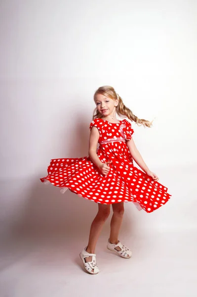 Menina Muito Jovem Vestido Vermelho Com Dom Box Isolated Estúdio — Fotografia de Stock