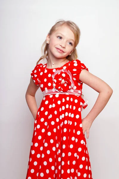 Όμορφο Νεαρό Κορίτσι Κόκκινο Φόρεμα Κουτί Δώρου Απομονωμένο Στούντιο Πυροβόλησε — Φωτογραφία Αρχείου