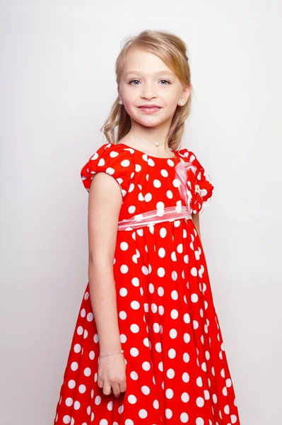 Jolie Jeune Fille Robe Rouge Avec Boîte Cadeau Studio Isolé — Photo