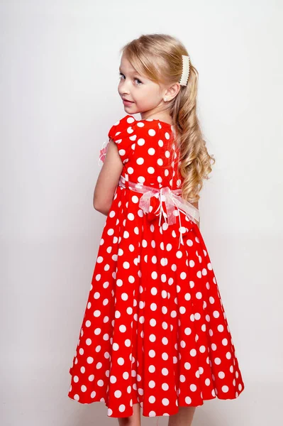 Jolie Jeune Fille Robe Rouge Avec Boîte Cadeau Studio Isolé — Photo