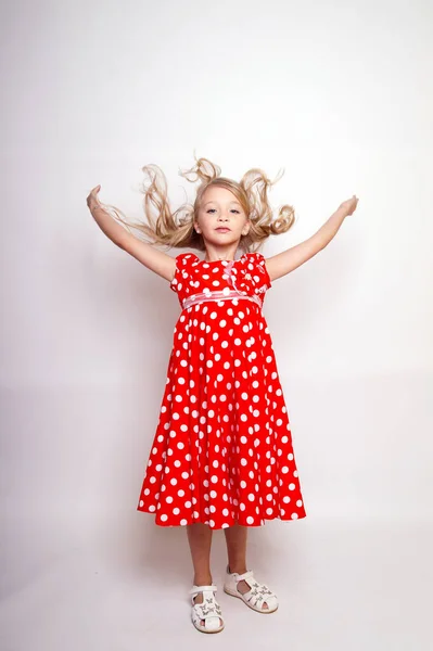 Hübsches Junges Mädchen Rotem Kleid Mit Geschenkbox — Stockfoto