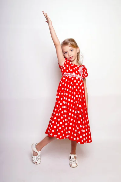 Jolie Jeune Fille Robe Rouge Avec Boîte Cadeau Studio Isolé — Photo