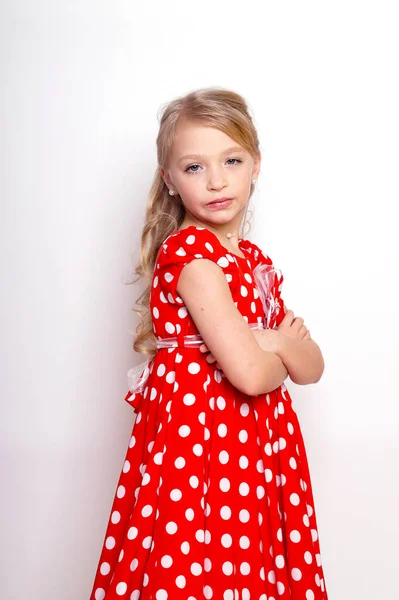 Hübsches Junges Mädchen Rotem Kleid Mit Geschenkbox — Stockfoto