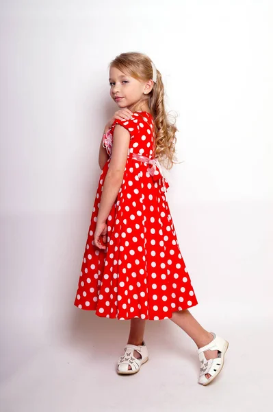 Jolie Jeune Fille Robe Rouge Avec Boîte Cadeau Studio Isolé — Photo