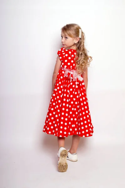 Όμορφο Νεαρό Κορίτσι Κόκκινο Φόρεμα Κουτί Δώρου Απομονωμένο Στούντιο Πυροβόλησε — Φωτογραφία Αρχείου