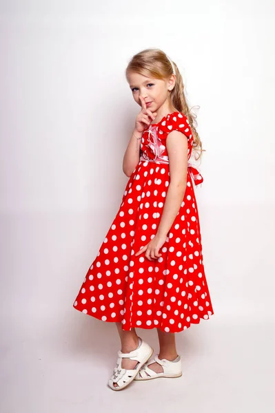Красивая Молодая Девушка Красном Платье Подарочным Боксом — стоковое фото