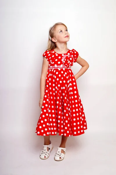 Досить Молода Дівчинка Червоній Сукні Подарунковою Коробкою Ізольований Студійний Знімок — стокове фото