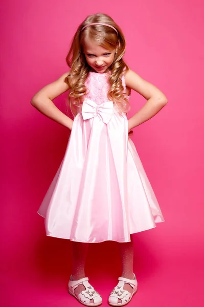 Menina Muito Jovem Rosa Dress Isolated Estúdio Tiro — Fotografia de Stock