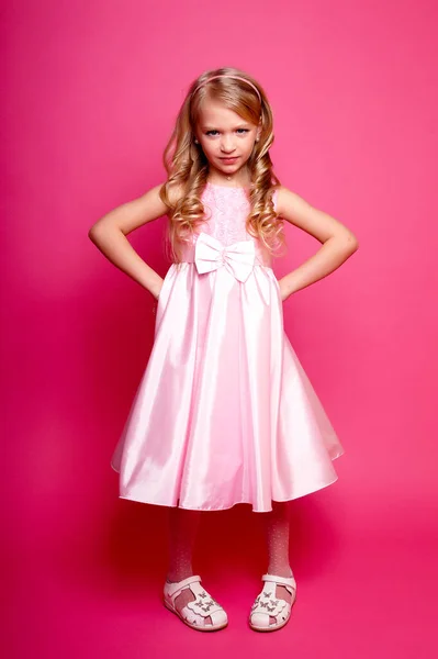Όμορφο Νεαρό Κορίτσι Ροζ Φόρεμα Απομονωμένο Στούντιο Πυροβόλησε — Φωτογραφία Αρχείου
