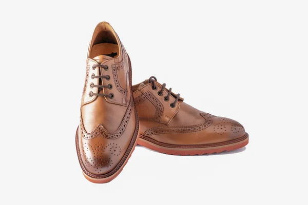 Kahverengi derili şık erkek ayakkabıları, beyaz arka planda izole edilmiş.