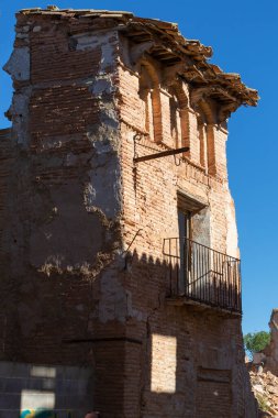İspanya 'nın Aragon Özerk Topluluğu' ndaki Zaragoza ilindeki İspanyol iç savaşı yüzünden harabeler içinde eski Belchite kasabasında geziniyor.