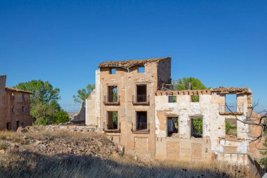 İspanya 'nın Aragon Özerk Topluluğu' ndaki Zaragoza ilindeki İspanyol iç savaşı yüzünden harabeler içinde eski Belchite kasabasında geziniyor.