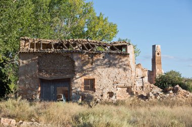 İspanya 'nın Aragon Özerk Topluluğu' ndaki Zaragoza ilindeki İspanyol iç savaşı yüzünden harabeler içinde eski Belchite kasabasında geziniyor.