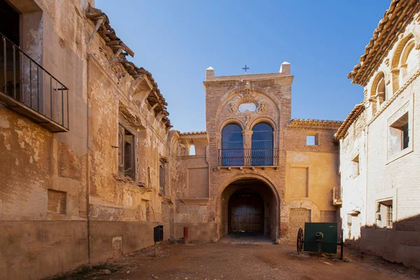 İspanya 'nın Aragon Özerk Topluluğu' nun Zaragoza eyaletindeki eski harabe Belchite kasabasına giriş.