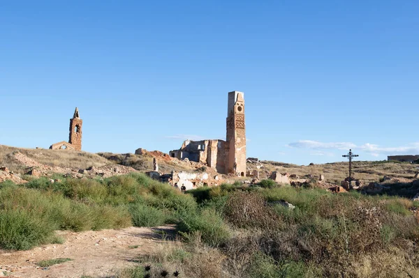 İspanya 'nın Aragon Özerk Topluluğu' ndaki Zaragoza ilindeki İspanyol iç savaşı yüzünden harabeler içinde eski Belchite kasabasında geziniyor.