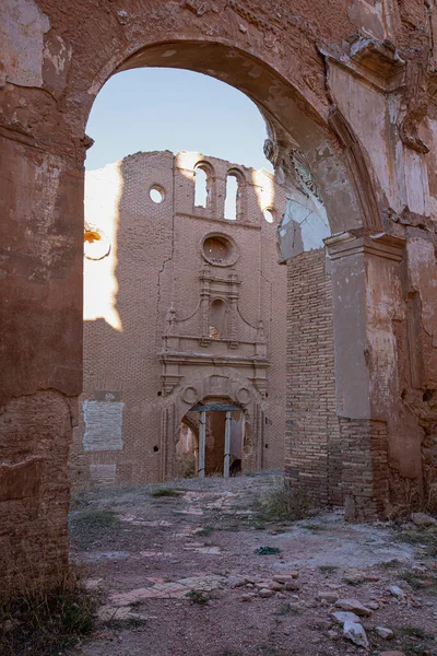 İspanya 'nın Aragon Özerk Topluluğu' nun Zaragoza ilindeki Belchite kasabasındaki eski harabe kilise.