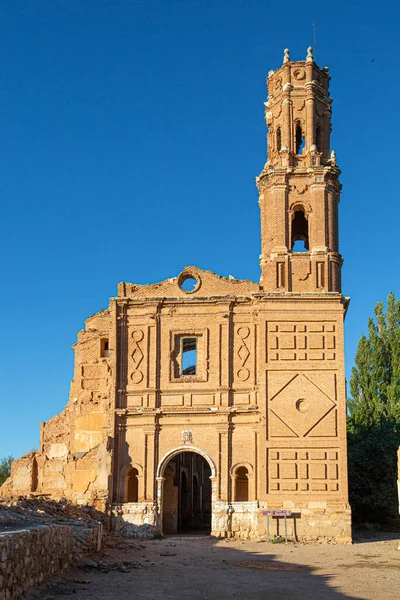 İspanya 'nın Aragon Özerk Topluluğu' nun Zaragoza ilindeki Belchite kasabasındaki eski harabe kilise.