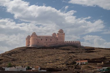 İspanya 'nın Granada eyaletindeki Calahorra kalesinin panoramik manzarası